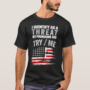 Ich erkenne eine Bedrohung, die meine Pronomen ver T-Shirt