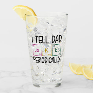 Ich erzähle Vater Jokes regelmäßig Glas
