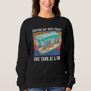 Ich fahre meine Ehefrau einen Tank nach dem andere
