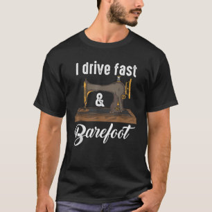 Ich fahre schnell Barefoo Fabric Nähmaschinengesch T-Shirt