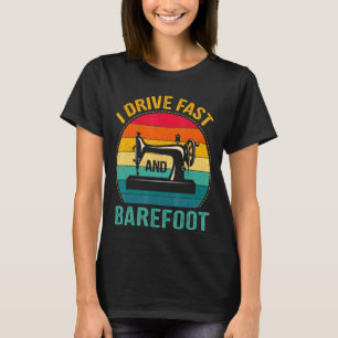 Ich fahre schnell und barfuß Nähmaschine Frauen 1 T-Shirt