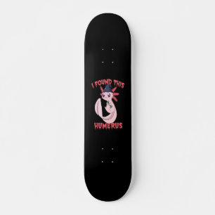 Ich fand diesen Humerus Spooky Halloween Axolotl K Skateboard
