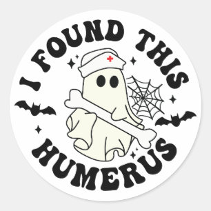 Ich fand diesen Oberarmknochen - Halloween niedlic Runder Aufkleber