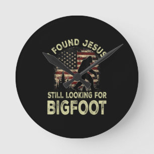 Ich fand Jesus, der immer noch nach Bigfoot schaut Runde Wanduhr