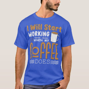 Ich fange an zu arbeiten, wenn mein Kaffee PNG mac T-Shirt