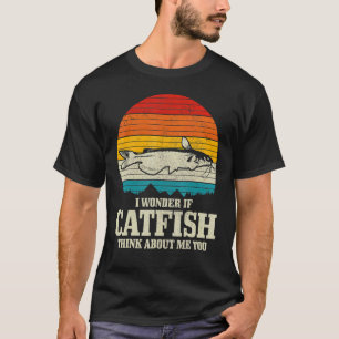 Ich frage mich, ob Wels über mein Angeln nachdenkt T-Shirt