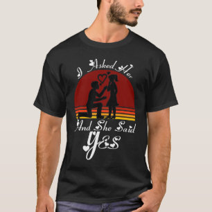 Ich Fragte sie und sie sagte Ja Romantische Paare  T-Shirt