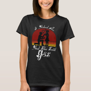Ich Fragte sie und sie sagte Ja Romantische Paare  T-Shirt