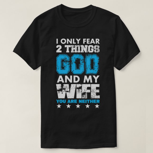 Ich fürchte nur zwei Dinge: Gott und meine Ehefrau T-Shirt (Design vorne)