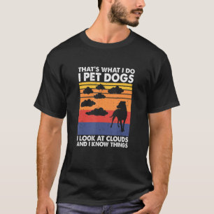 Ich füttere Hunde, die ich mir Wolken anschaue, un T-Shirt