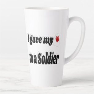Ich gab einem Soldaten einen schwarzen Text über m Milchtasse
