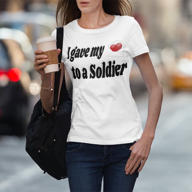 Ich gab einem Soldaten mein Herz T-Shirt (Von Creator hochgeladen)