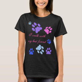 Ich gehe mit meinem T-Shirt des besten Freunds