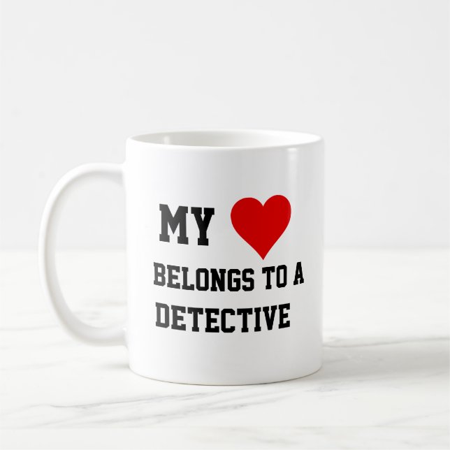Ich gehöre einer Detektivarbeit an Kaffeetasse (Links)