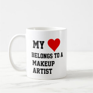 Ich gehöre einer Makeup-Künstlerin-Tasse an Kaffeetasse