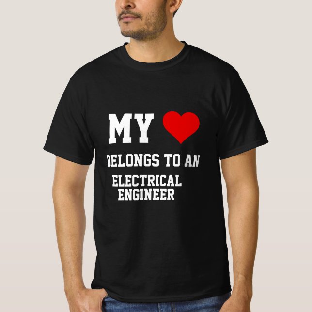 Ich gehöre zu einem T - Shirt eines Elektroingenie (Vorderseite)