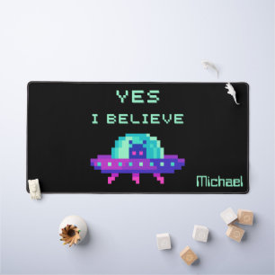 Ich glaube an Alien fliegende UFO Raumschiff Pixel Schreibtischunterlage