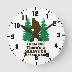 Ich glaube, dass es SQUATCH in diesem Holz gibt Runde Wanduhr