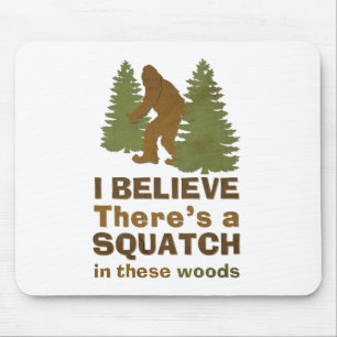 Ich glaube, es gibt ein SQUATCH in diesen Wäldern Mousepad