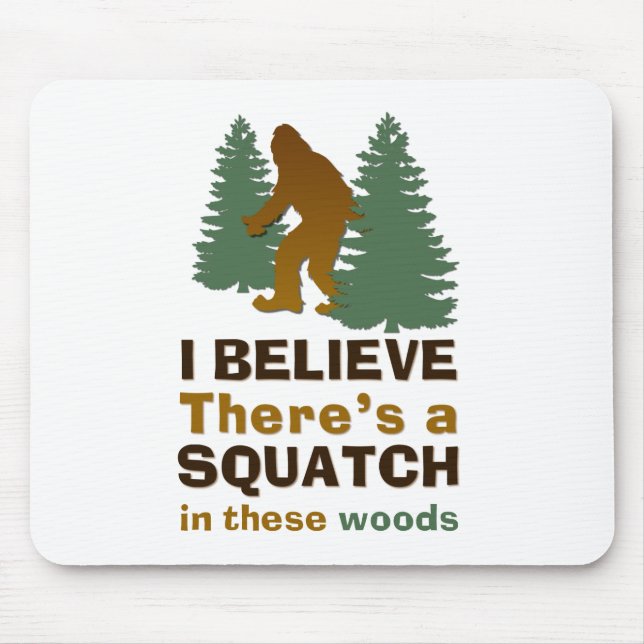 Ich glaube, es gibt ein SQUATCH in diesen Wäldern Mousepad (Vorne)
