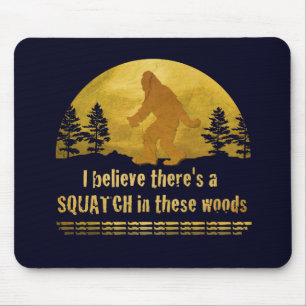 Ich glaube, es gibt ein SQUATCH in diesen Wäldern Mousepad