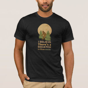 Ich glaube, es gibt ein SQUATCH in diesen Wäldern T-Shirt