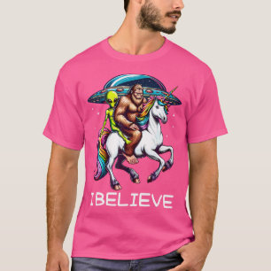 Ich glaube lustiger Bigfoot-Alien reitet auf einem T-Shirt