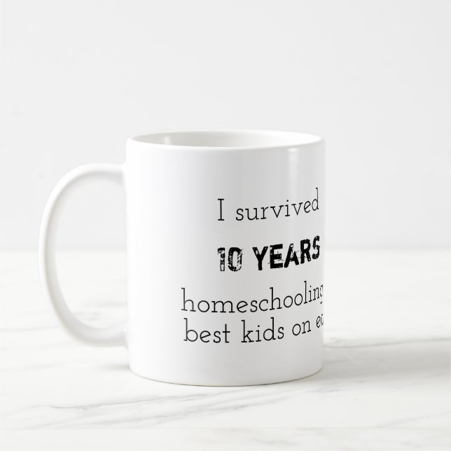 "Ich habe 10 Jahre überlebt" Tasse (Links)