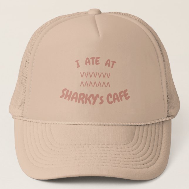 ICH HABE BEI SHARKYS CAFE Trucker Hat GESCHAFFEN Truckerkappe (Vorderseite)