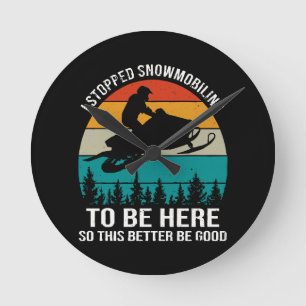 Ich habe das Schneemobilfahren aufgegeben, um hier Runde Wanduhr