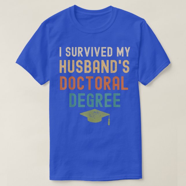 Ich habe den Doktortitel meines Mannes überlebt. A T-Shirt (Design vorne)