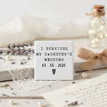 Ich habe den Hochzeit meiner Tochter überlebt - Zi Magnet<br><div class="desc">Bewahren Sie die Freude und den Humor der Hochzeit Ihrer Tochter mit diesem stilvollen Magneten nah bei sich auf. Mit dem Text „Ich habe die Hochzeit meiner Tochter überlebt“ in fettgedruckter schwarzer Schrift und einem anpassbaren Datum wird jeder Raum zu einer sentimentalen Erinnerung an Liebe, Stolz und Lachen verwandelt. Perfekt...</div>
