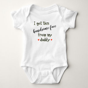 "Ich habe dieses hübsche Gesicht von meinem Daddy" Baby Strampler