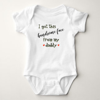 "Ich habe dieses hübsche Gesicht von meinem Daddy" Baby Strampler