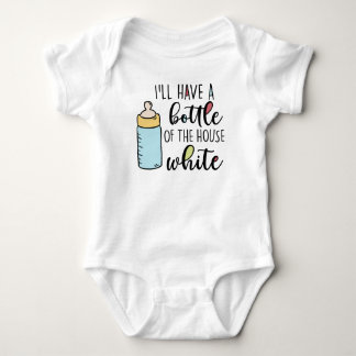 Ich habe eine Flasche Weiß im Haus, eine Babydusch Baby Strampler