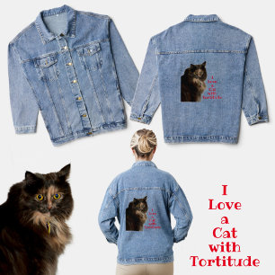 Ich habe eine Katze mit Tortitude fotografiert Jeansjacke