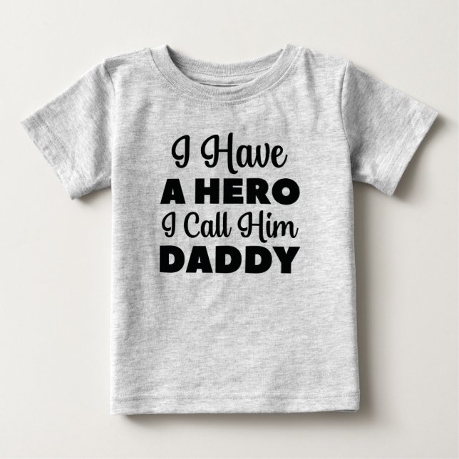 Ich habe einen Helden, den ich ihn Daddy nenne Baby T-shirt (Vorderseite)