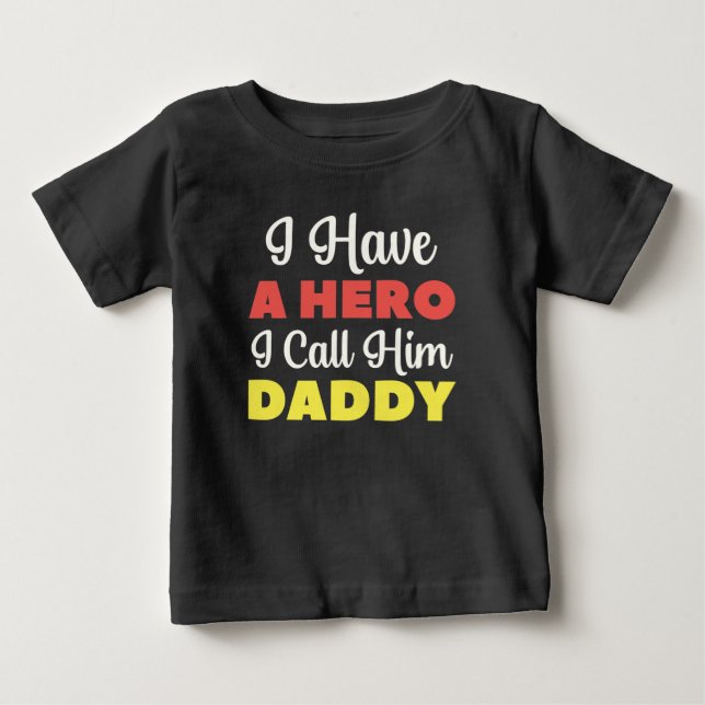 Ich habe einen Helden, den ich ihn Daddy nenne Baby T-shirt (Vorderseite)