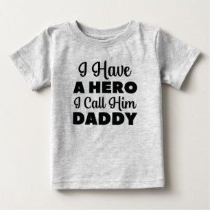 Ich habe einen Helden, ich nenne ihn Daddy Baby T-shirt