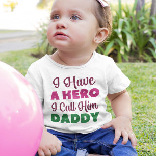 Ich habe einen Helden, ich nenne ihn Daddy Baby T-shirt