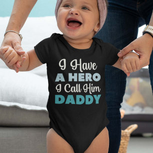 Ich habe einen Helden, ich nenne ihn Papa Baby Strampler