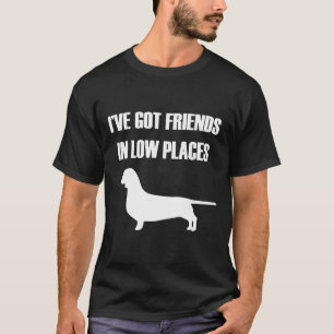 Ich habe Freunde in der Dackel mit niedrigen Orten T-Shirt