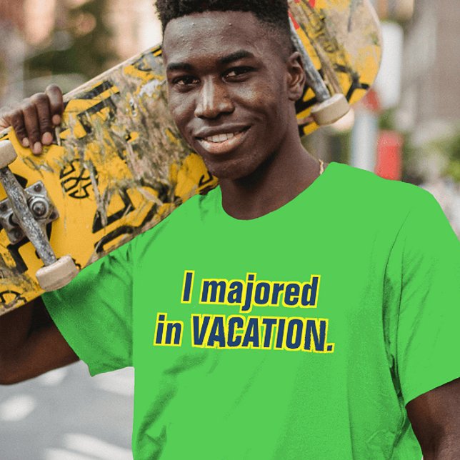 Ich habe in Vacation Blue Yellow Movie Slogan stud T-Shirt (Green t-shirt with slogan that says 'I majored in VACATION.')