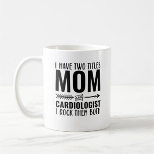 Ich habe zwei Titel Mama und Kardiologe, die ich r Kaffeetasse