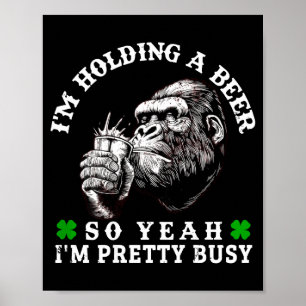 Ich halte ein Bier, also bin ich ziemlich beschäft Poster