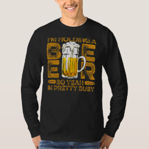 Ich halte ein Bier, also ja, ich bin hübsch beschä T-Shirt