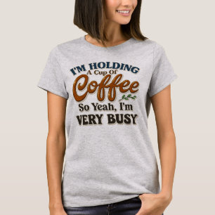 Ich halte eine Tasse Kaffee Lustiges Kaffee-Shirt T-Shirt