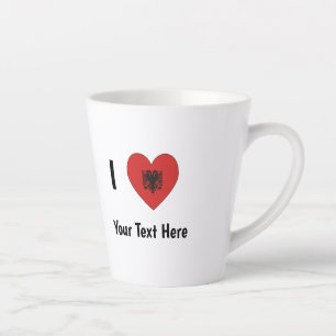 Ich (Herzförmige albanische Flagge) Personalisiert Milchtasse