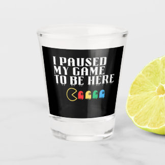 Ich hielt mein Spiel an, um hier zu sein Schnapsglas