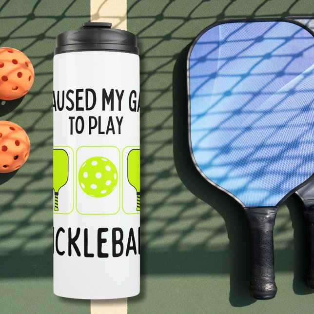 Ich hielt mein Spiel an, um Pickleball zu spielen Thermosbecher (Von Creator hochgeladen)